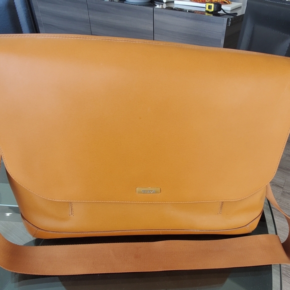 Tumi over the shoulder business case - Picture 1 of 6